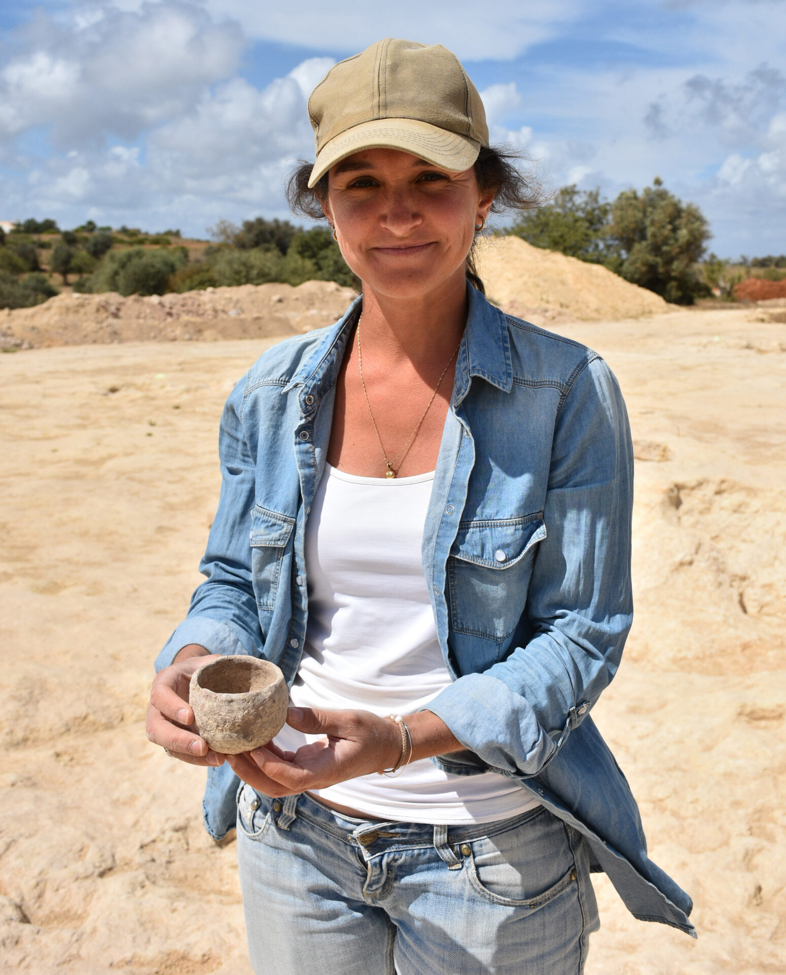 L'archéologue Catarina Furtado tenant un vase chalcolithique
