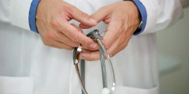 Les hôpitaux annulent les chirurgies et les consultations pour déplacer les médecins vers les services A&E