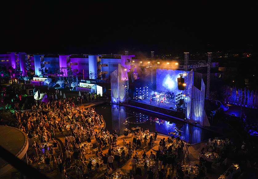 Rita Ora surprend ses invités avec un spectacle surprise lors du lancement du W Algarve