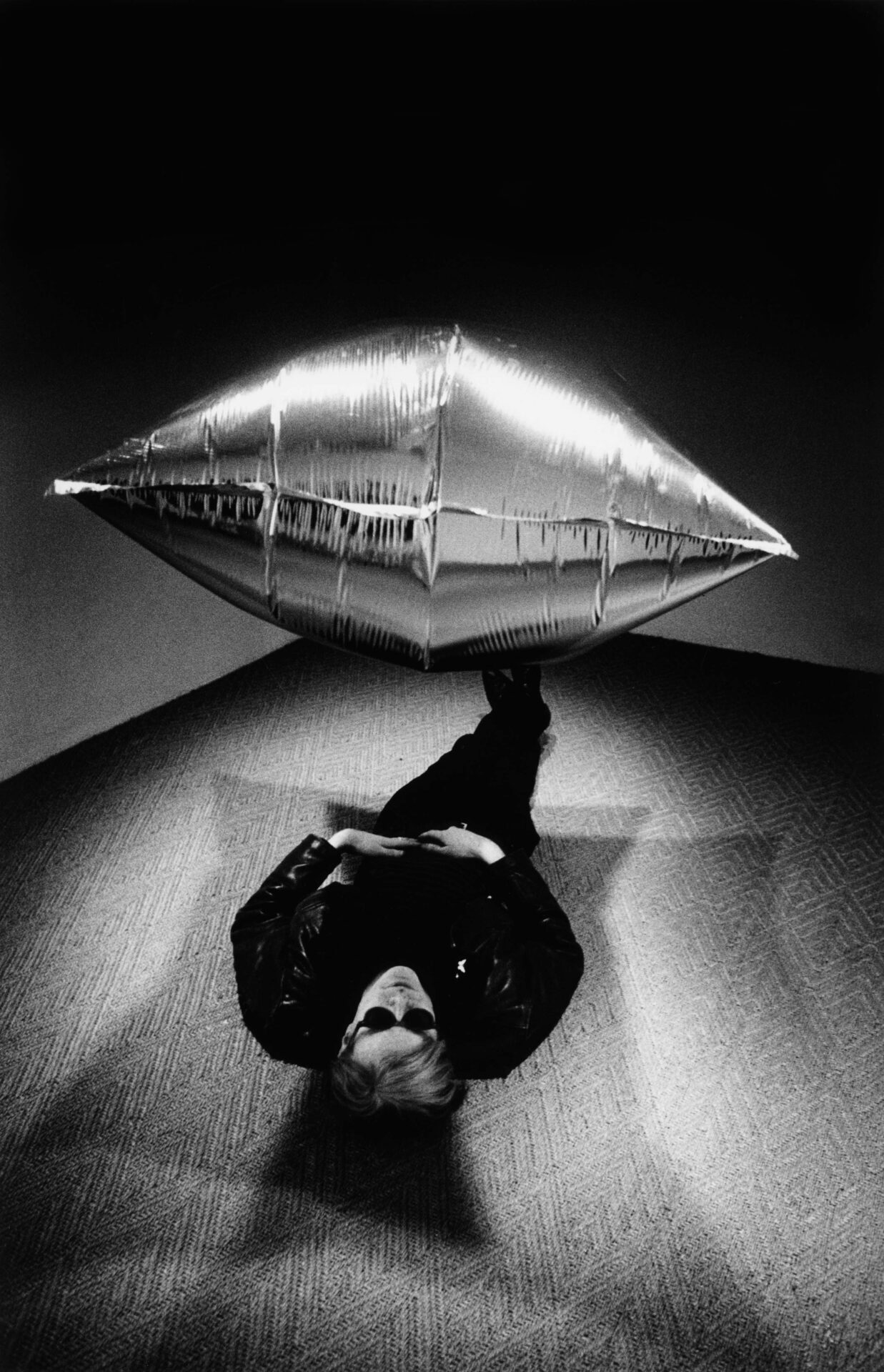 Andy Warhol sous l'oreiller Silver Cloud, New York, 1966