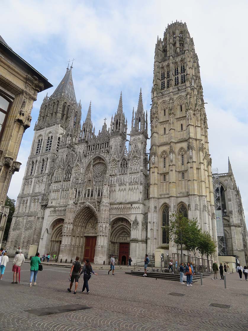 La façade ouest de la cathédrale Notre-Dame de Rouen, montrant clairement la tour Saint-Romain (à gauche) et la tour du beurre (à droite)