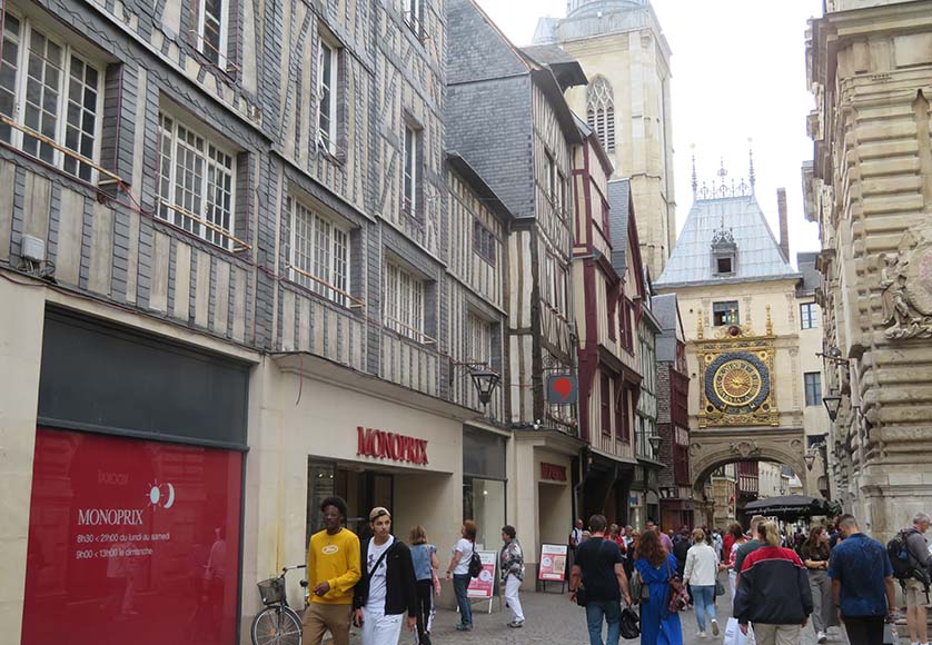 La rue du Gros-Horloge, avec ses belles maisons à pans de bois des 15 s. et 17 s. et l'horloge elle-même, l'un des monuments les plus appréciés de Rouen