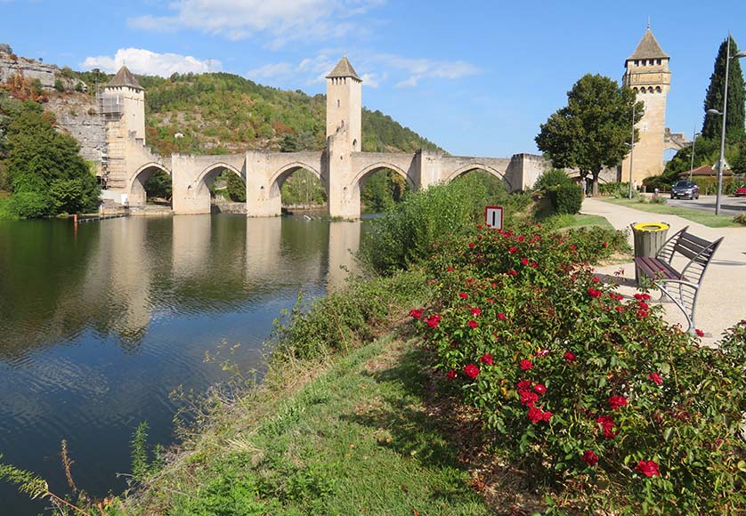 Le Pont Valentré, passerelle piétonne fortifiée construite au XIVe siècle.