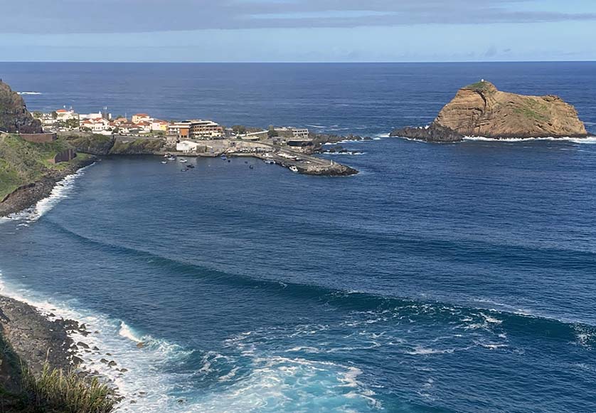Porto Moniz, du nom de l'épouse portugaise de Christophe Colomb, qui abrite le seul port protégé de la côte nord