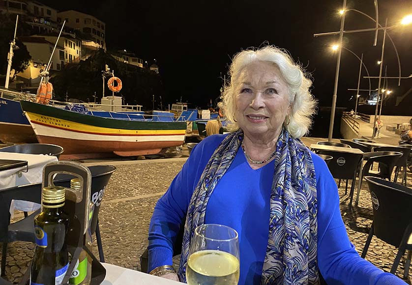 Helga sur le quai à l'embouchure de la baie de Churchill par une belle et douce soirée