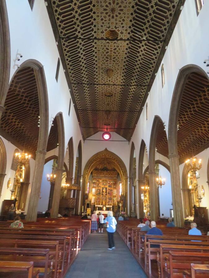 Le remarquable plafond mudéjar en bois de cèdre d'origine locale artesonado de la cathédrale de Funchal, déclaré monument national en 1910