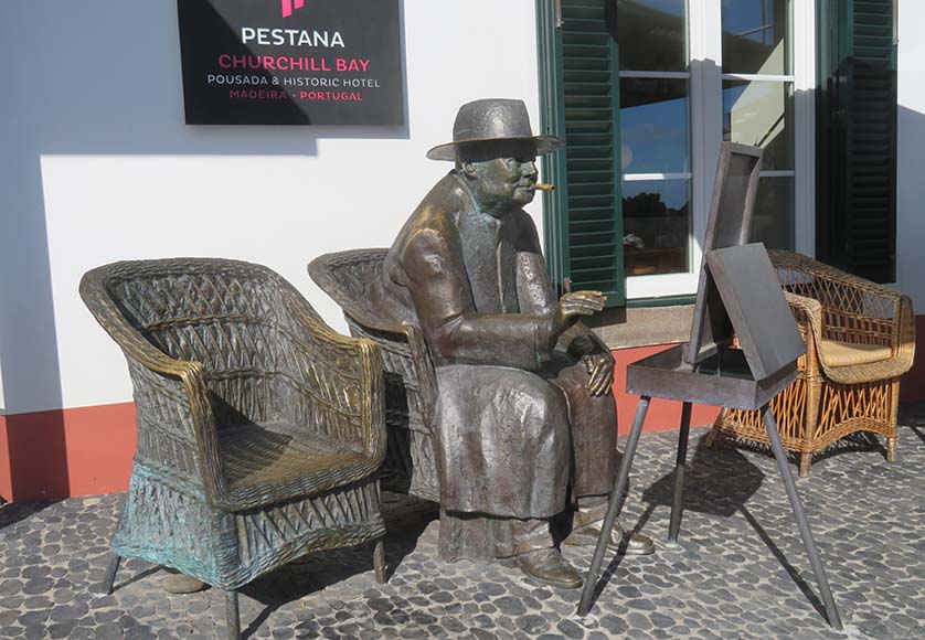 – Une statue de Sir Winston Churchill, devant la réception de la pousada Churchill Bay