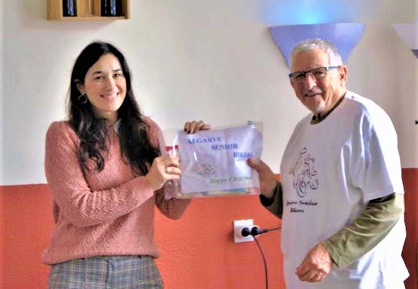 Dr Raquel Nunes de A Gaivota recevant les 1 950 € de David Shirley