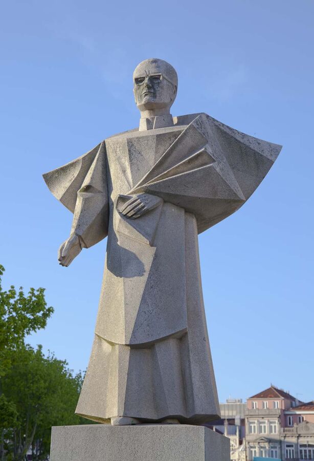 Statue à Porto à l'évêque D António Ferreira Gomes