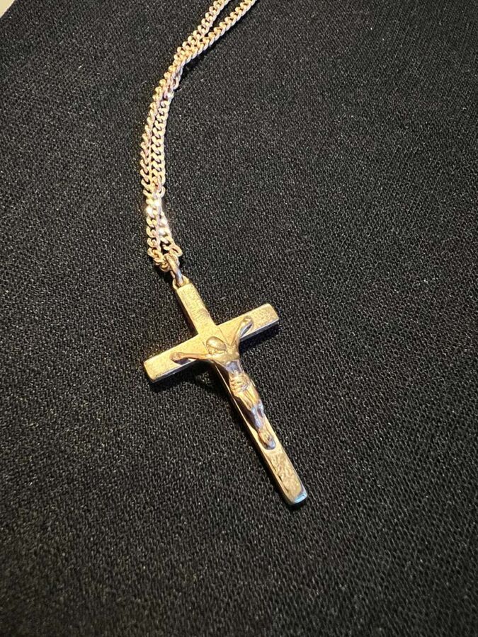 Le pendentif crucifix a été offert à Jacky Shell par sa défunte mère il y a 56 ans