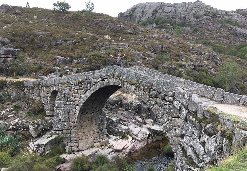 Pont romain sur une route locale dans le parc national de Peneda-Gerês