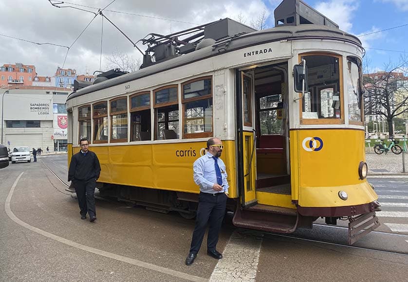 L'un des tramways colorés de style années 1930 qui rendent les déplacements à Lisbonne si mémorables