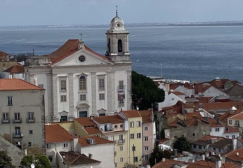 Une vue de l'Alfama à l'est vers le Tage depuis un point de vue près du Castelo São Jorge