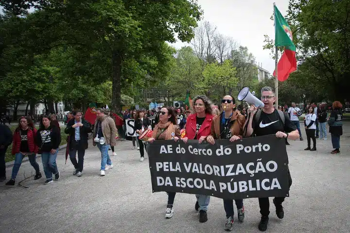 Des milliers de personnes manifestent à Porto alors que les socialistes du PS célèbrent leur 50e anniversaire