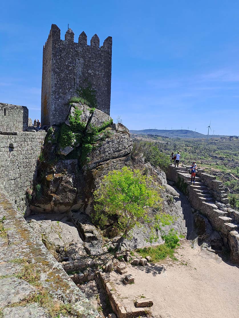 Le château du 12ème siècle de Sortelha est construit sur un formidable amas de rochers !