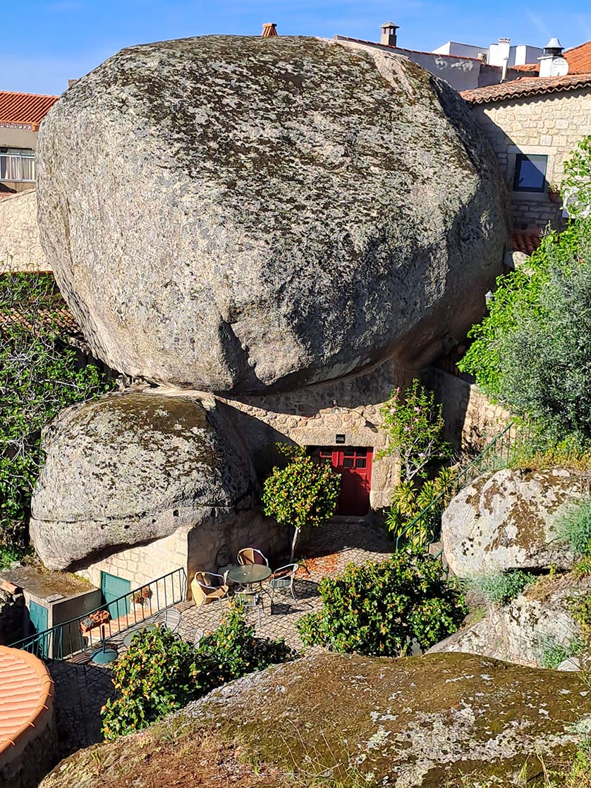 Les maisons de Monsanto sont construites au milieu de gigantesques rochers