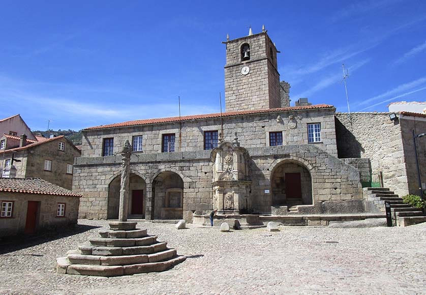 Hôtel de ville sur la place principale de Castelo Novo