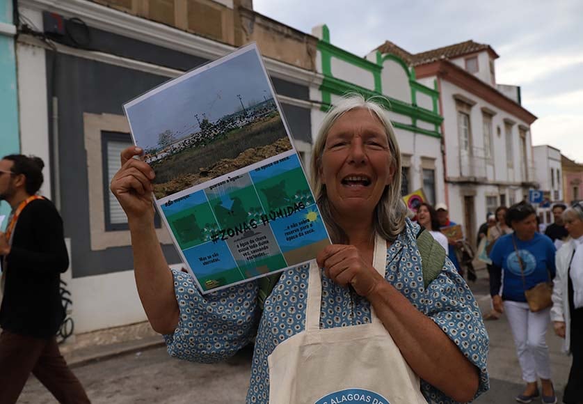 Des citoyens manifestent à Faro contre la destruction d'Alagoas Brancas