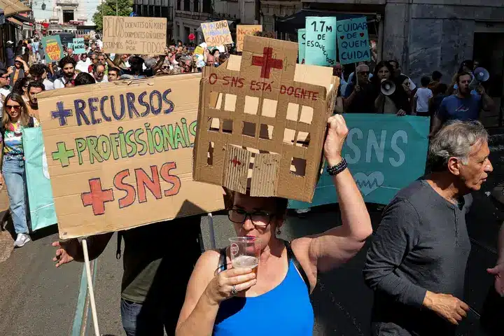 Hundreds demonstrate in Lisbon to “save social media”