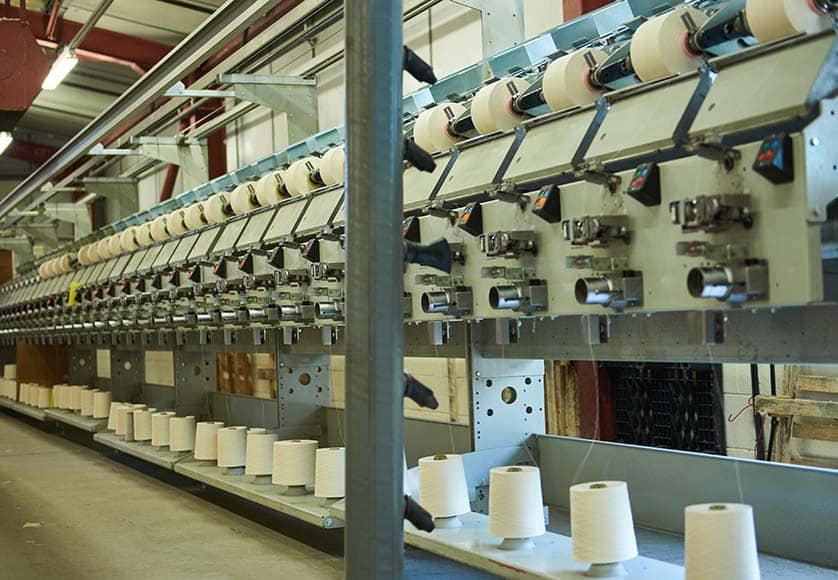 Machines industrielles de tissage de coton en métal en acier inoxydable, machine à tisser du coton pour l'industrie de la mode et du textile. Tissage de fils fabrication textile traditionnelle production de masse