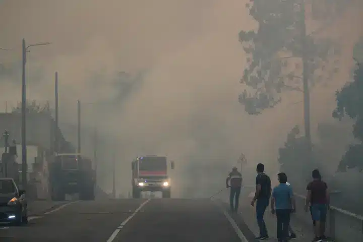 Toutes les routes sont maintenant ouvertes malgré les incendies de forêt en cours