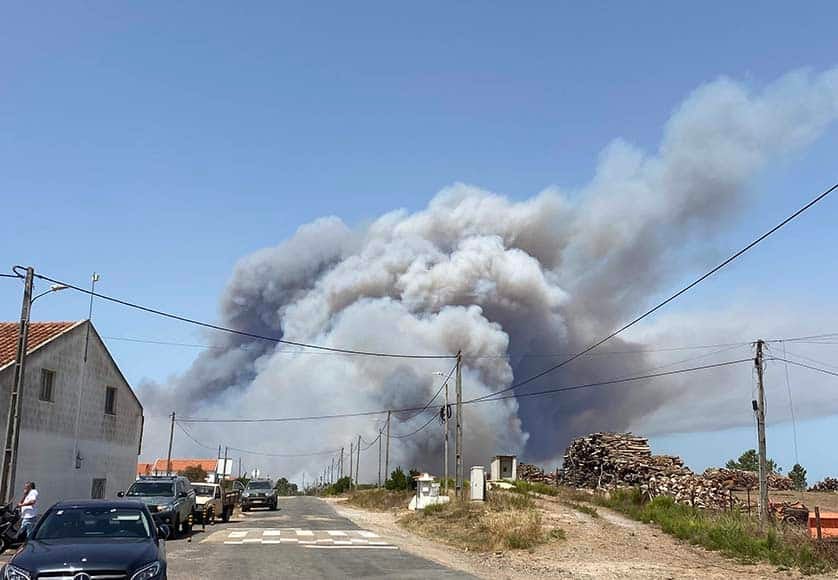 « L'incendie montré ici depuis le Café Portela à Relva Grande a doublé de taille en quelques heures et s'est propagé vers São Teotónio » (Photo : ALASTAIR LEITHEAD)