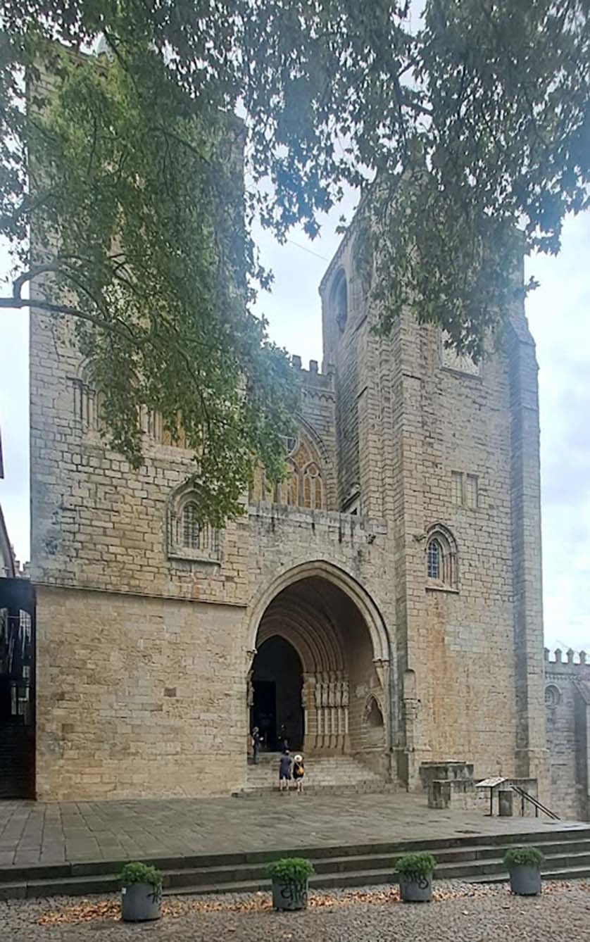 La façade de la cathédrale aux allures de forteresse