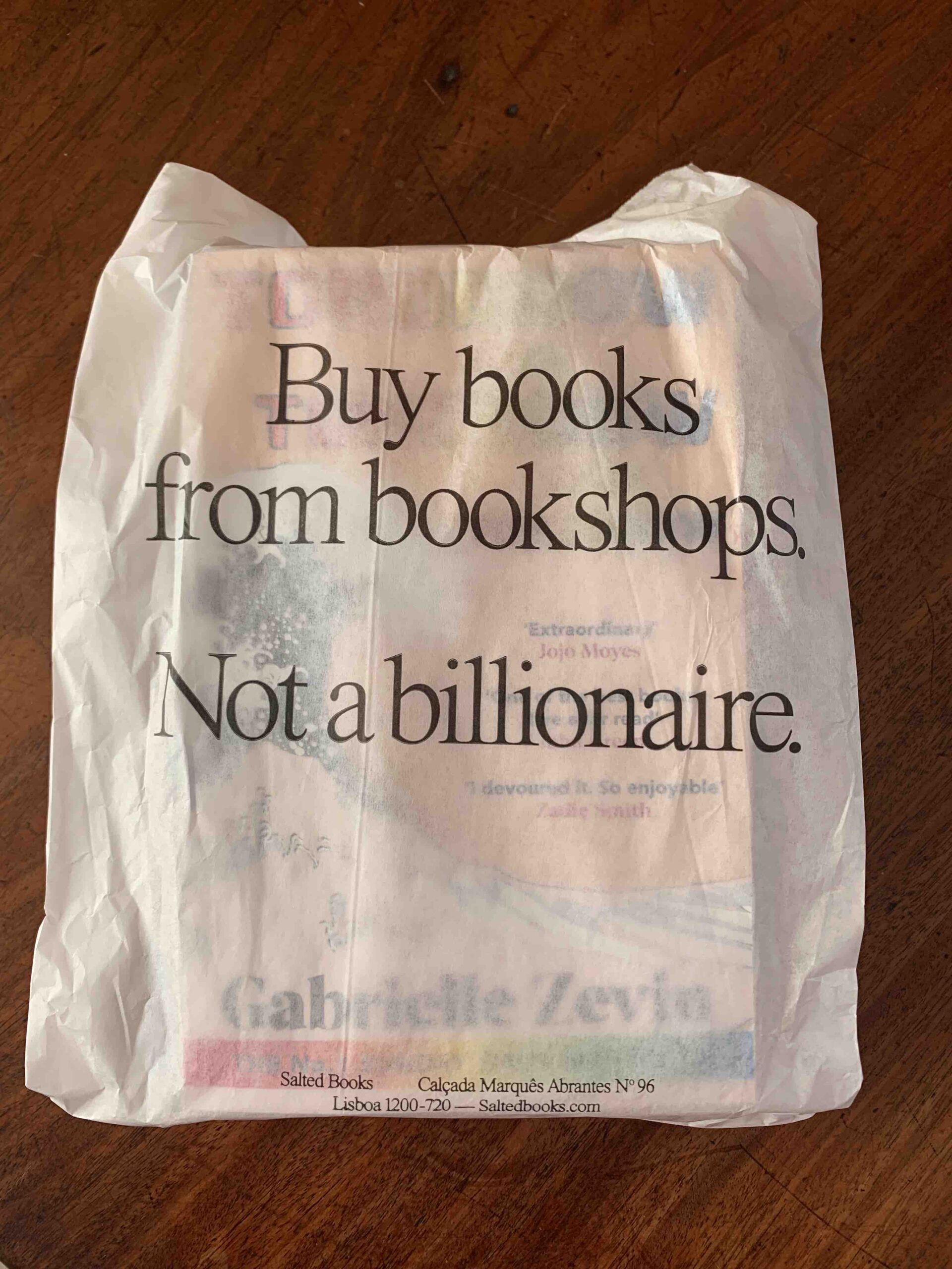 Achetez des livres dans les librairies. Pas un milliardaire.