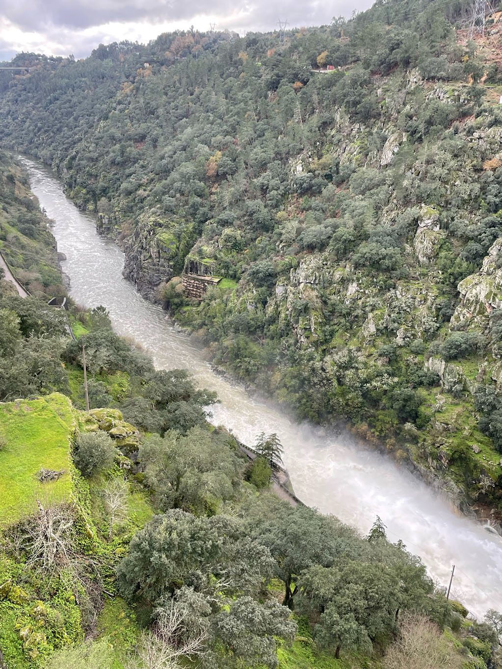 Le puissant fleuve Zêzere, l'une des artères du centre du Portugal