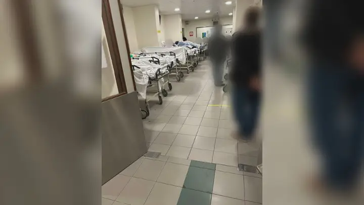 Le drame hospitalier continue : des patients entassés sur des civières dans les couloirs