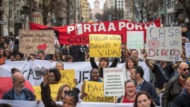 Des centaines de personnes descendent dans les rues de huit villes portugaises pour exiger le droit au logement