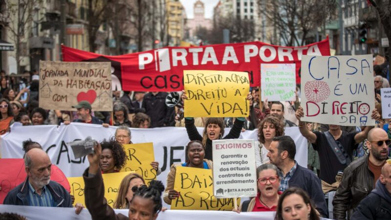 Des centaines de personnes descendent dans les rues de huit villes portugaises pour exiger le droit au logement