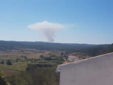 Plus de 90 pompiers se précipitent vers l’incendie de l’ouest de l’Algarve, au nord de Lagos