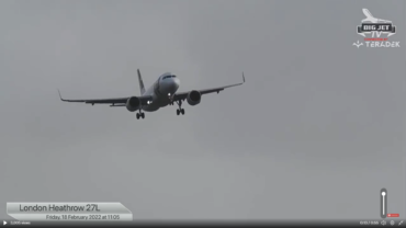 Des centaines de milliers de personnes se connectent pour regarder les avions atterrir à Heathrow par vent fort – le vol TP1354 de TAP fait demi-tour