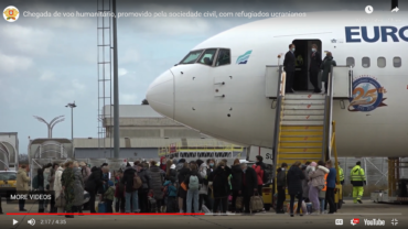 « Obrigado, obrigado ! »  Épuisés mais ravis 267 Ukrainiens reçus par le président Marcelo à l’aéroport de Figo Maduro