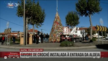 Le village de Medelim érige un sapin de Noël au crochet de 6 m de haut