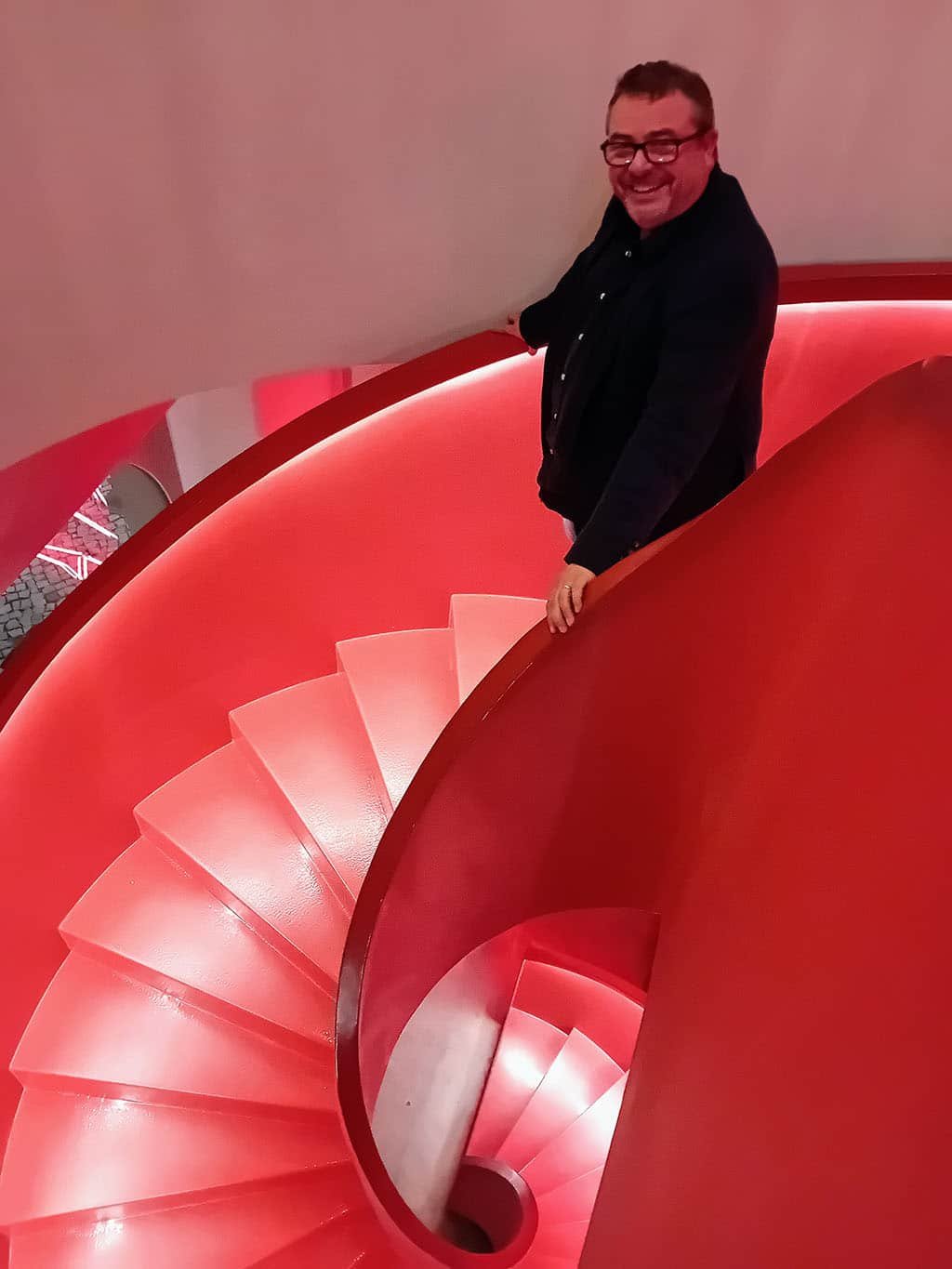 Bobby O'Reilly sur l'escalier rouge Bixos