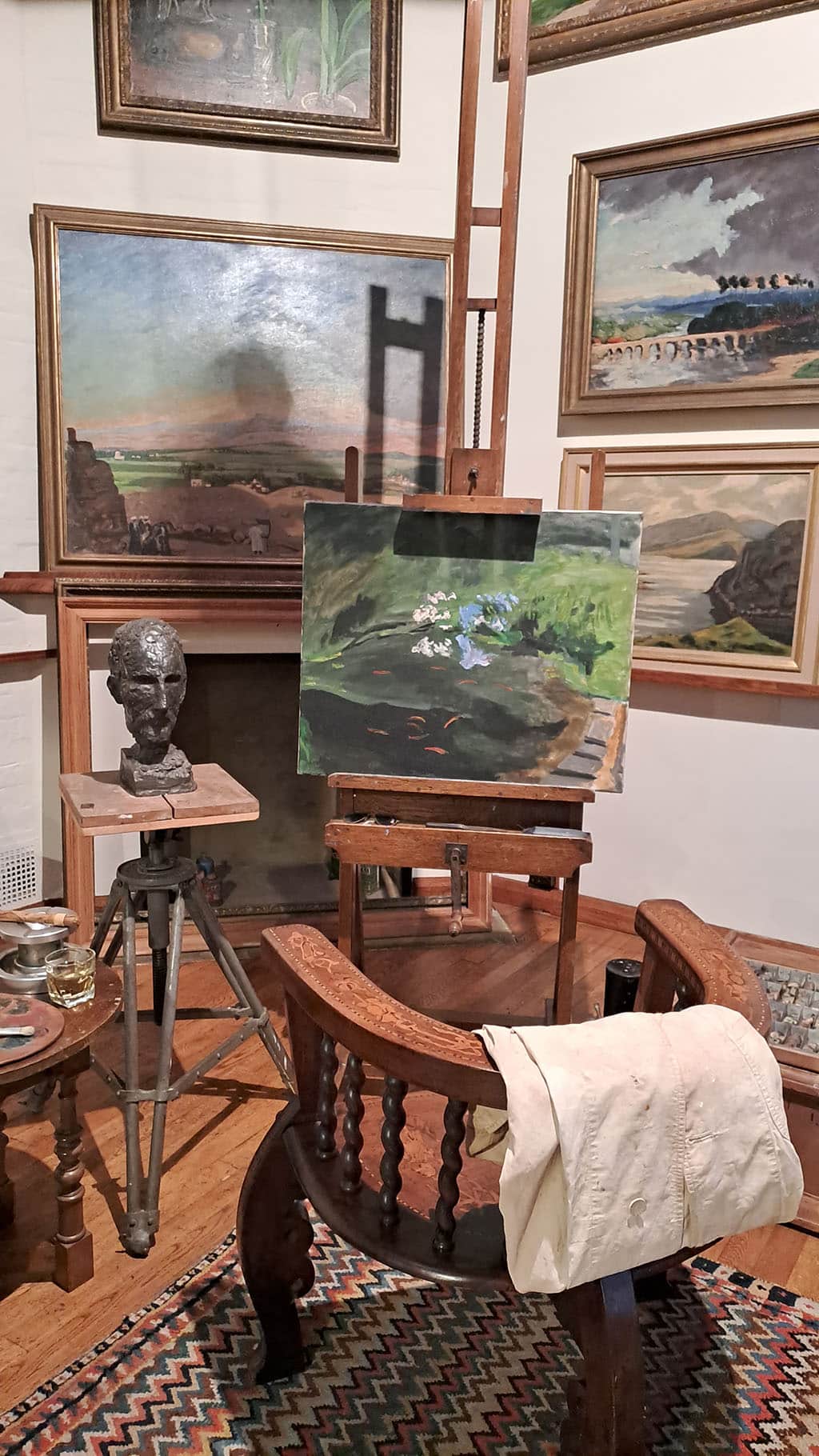 L'atelier d'artiste de Churchill contient plusieurs de ses peintures