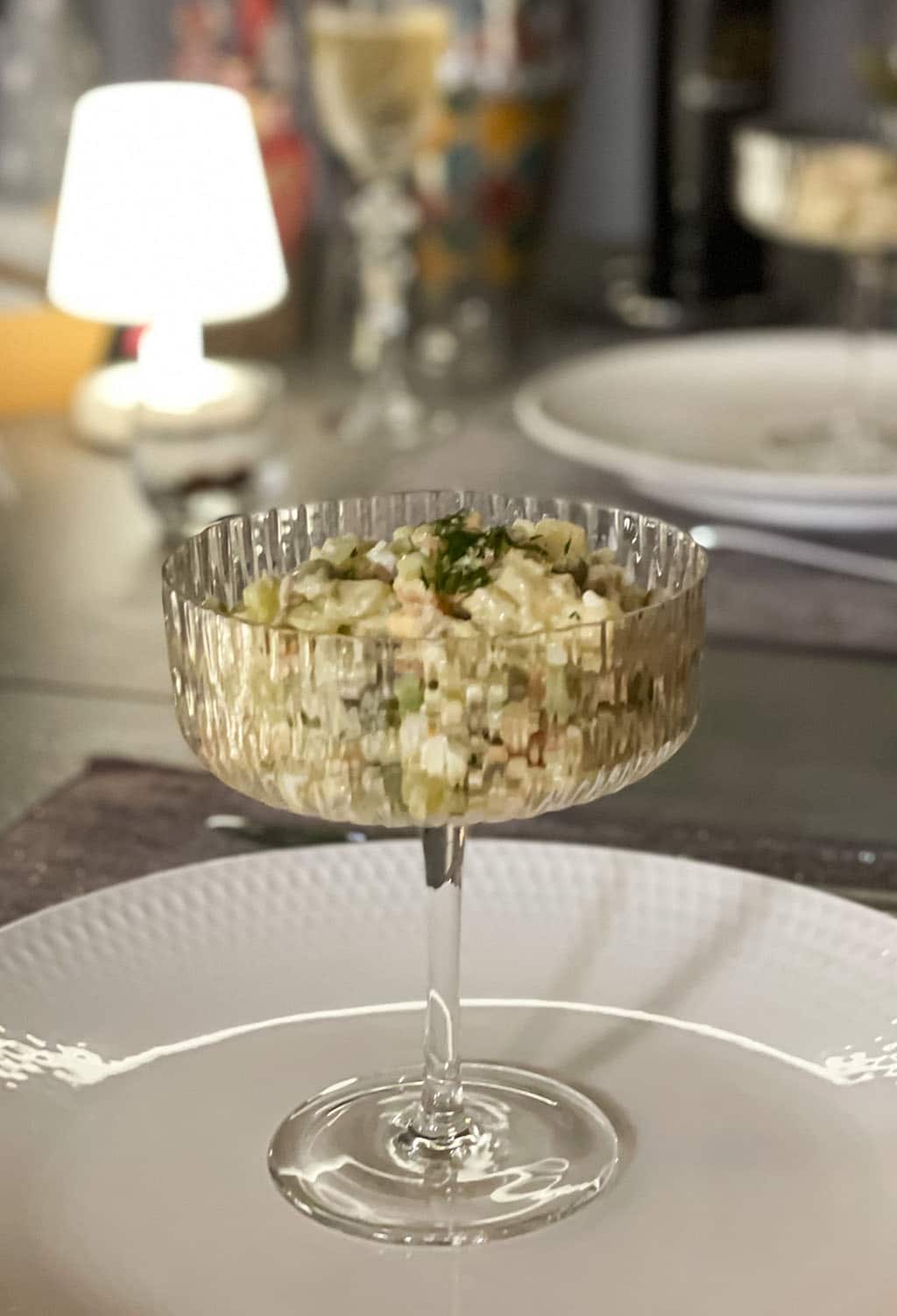 Salade Olivier couronnant la table du Nouvel An