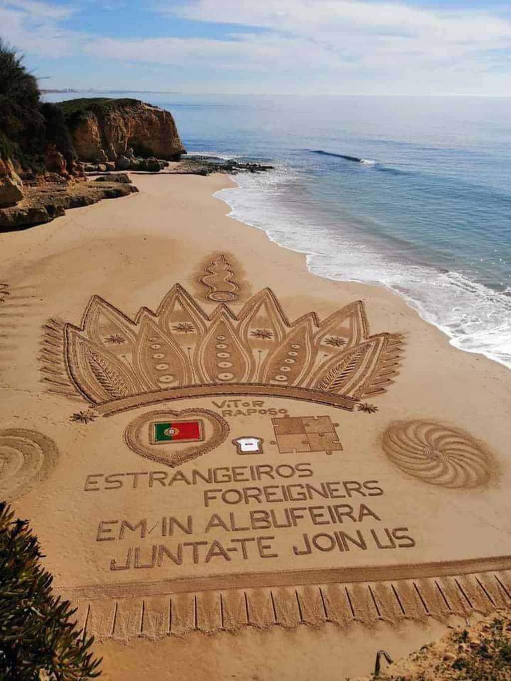 L’invitation à rejoindre Estrangeiros/Foreigners Albufeira – art du sable de Vítor Raposo