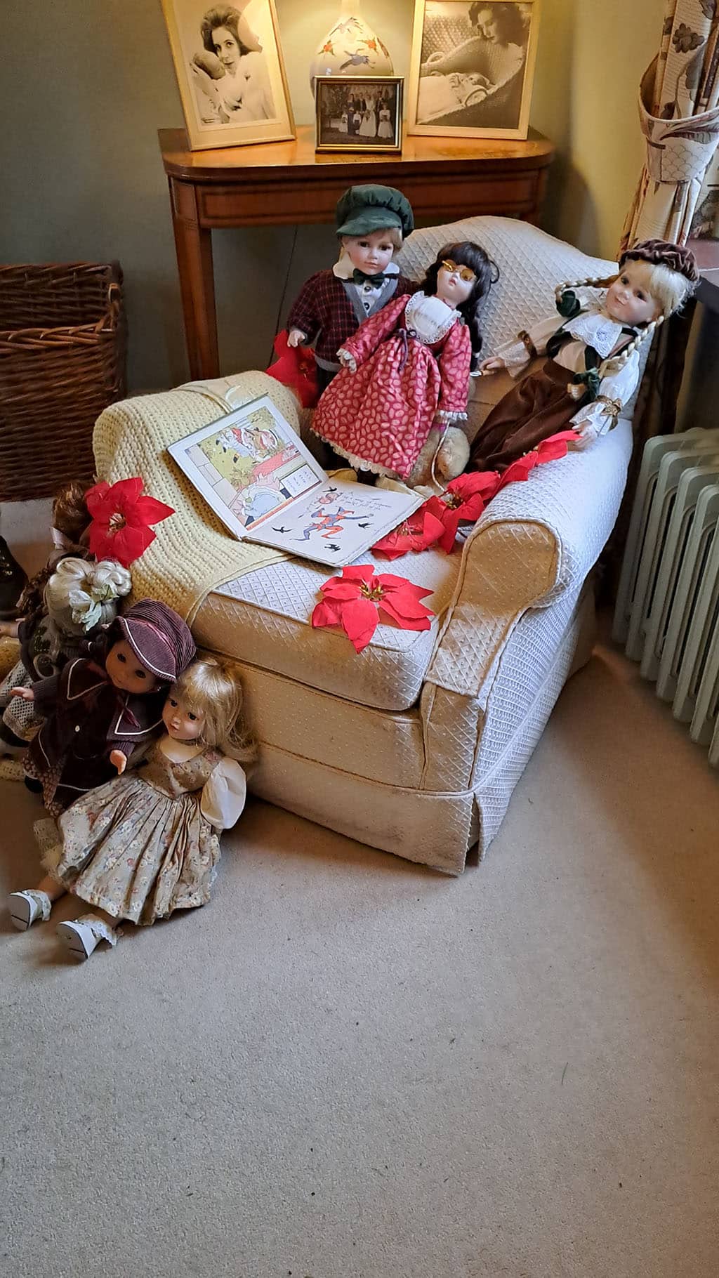 Des poupées pour Noël dans le salon de Lady Churchill