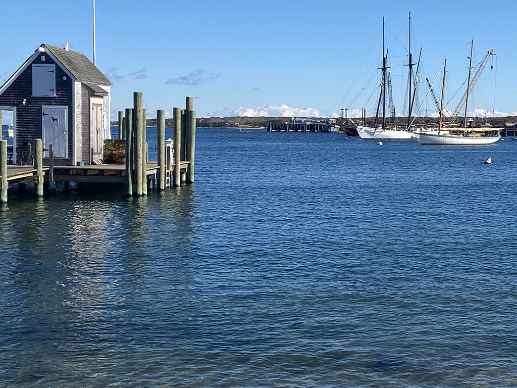 Une scène typique du port de Martha's Vineyard, celle-ci à Vineyard Havejn, une ville d'environ 2 000 habitants mais le terminus du car-ferry depuis Woods Hole à Cape Cod