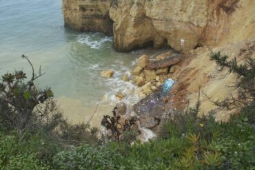 Un éboulement détruit l’accès à la plage de Pinhão à Lagos