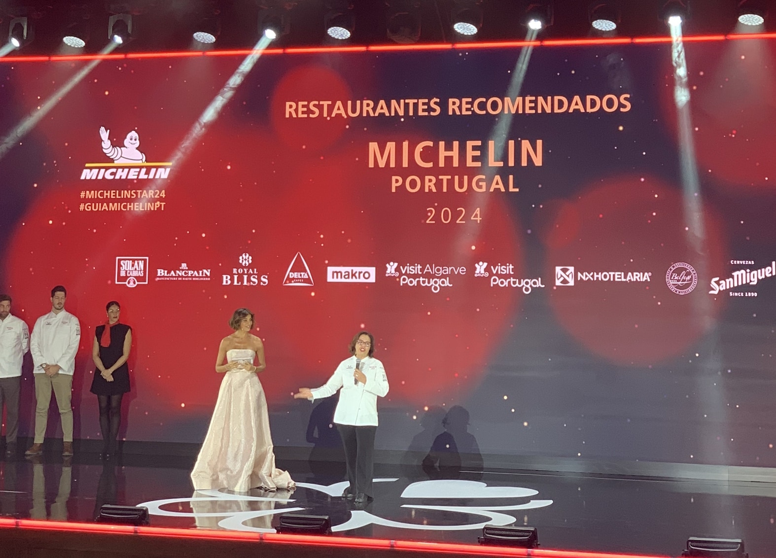 Noélia Jerónimo sur scène alors que son restaurant est nommé l'un des 21 nouveaux restaurants recommandés par Michelin