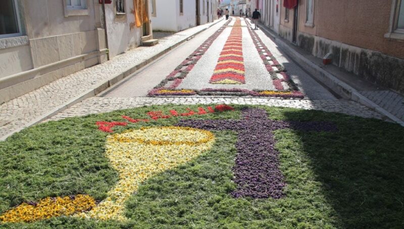 Le festival des flambeaux fleuris marque Pâques à São Brás