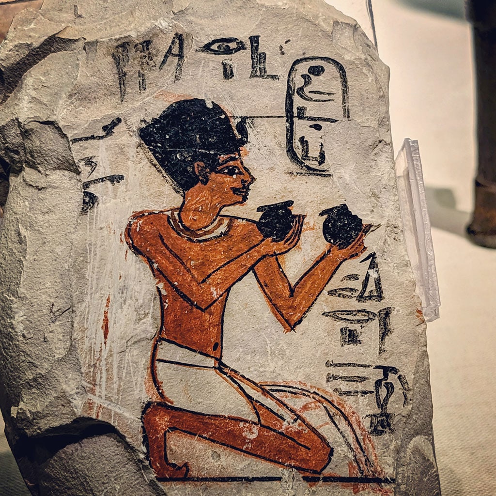 Une représentation peinte d'Hatchepsout sur un éclat de calcaire, aujourd'hui conservée au musée de l'aéroport du Caire.