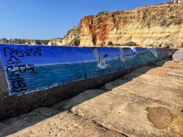 La fresque murale de la plage de Ferragudo rend hommage aux surfeurs et bodyboarders