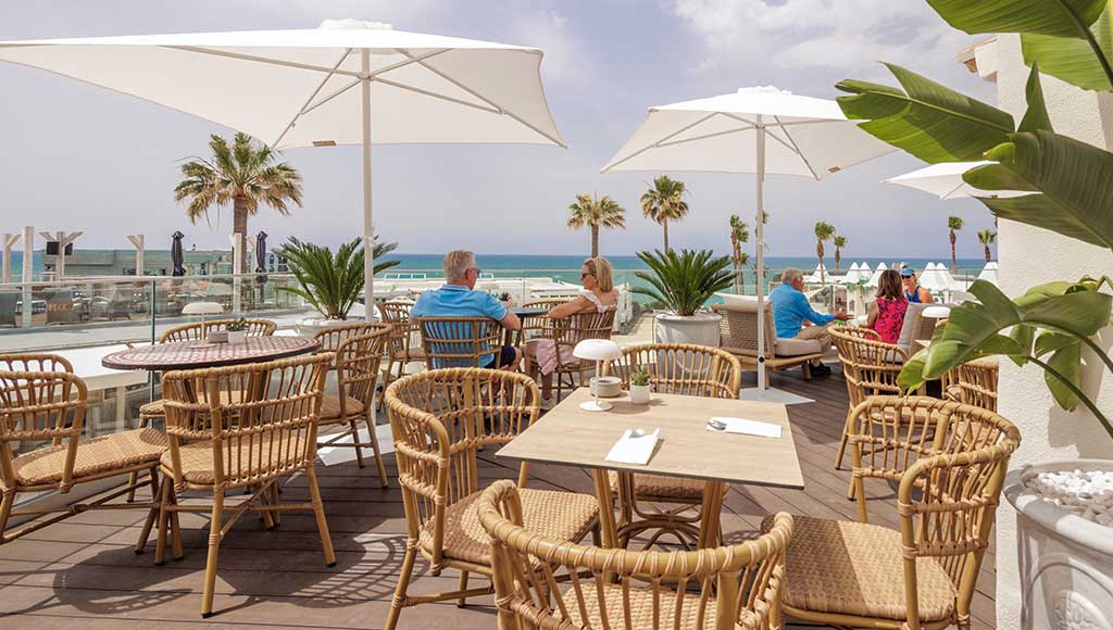 Des gens profitent du climat de l'Algarve sur une terrasse de l'un des espaces de Vale do Lobo