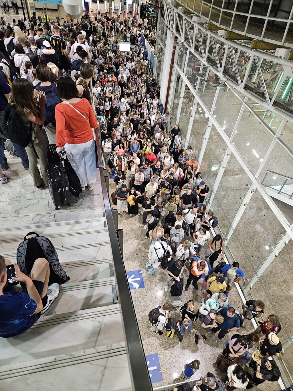 « Files d'attente à l'aéroport de Faro » 