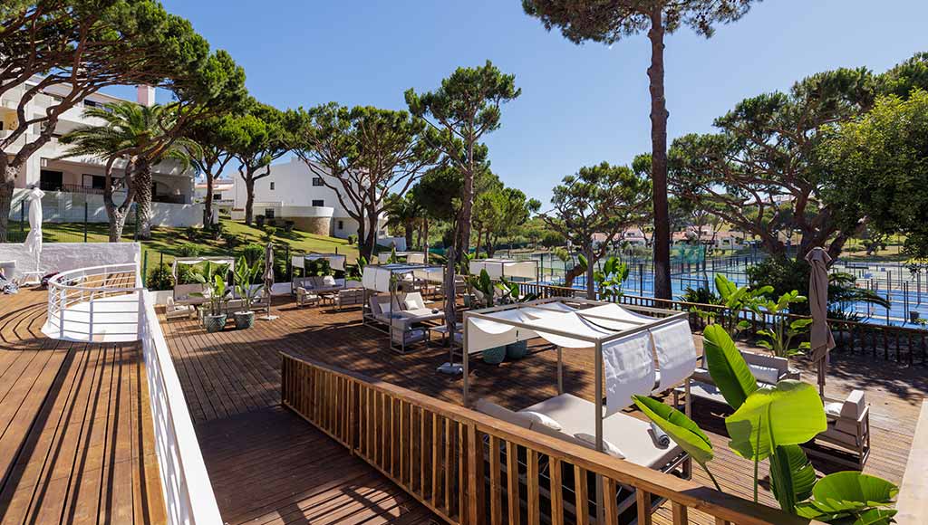 Vue d'une partie de la piscine de l'académie de tennis de Vale do Lobo